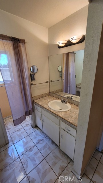 1100 E 215th Place, Carson CA: https://media.crmls.org/medias/d22cf1de-c9e2-4c17-8c18-87b0e2996e53.jpg