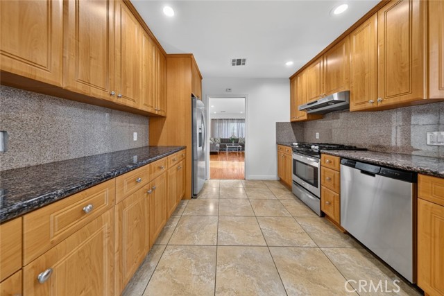 11407 Delano photo 20