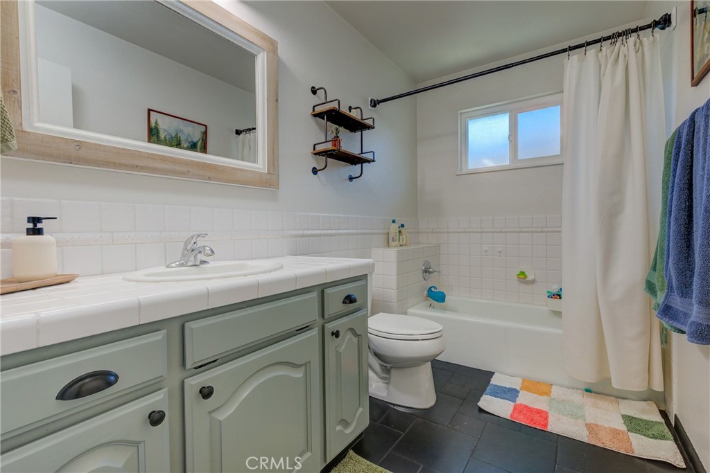 https://media.crmls.org/medias/d22df577-0876-459f-8e9f-4b3950b3b161.jpg?preset=X-Large