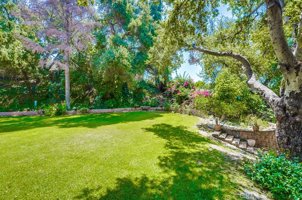 https://media.crmls.org/medias/d22eee24-f895-4296-b33e-5e8a65123579.jpg?preset=X-Large