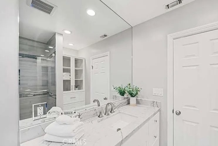 https://media.crmls.org/medias/d2305042-e4dc-440f-8887-9e821a81b1a5.jpg?preset=X-Large
