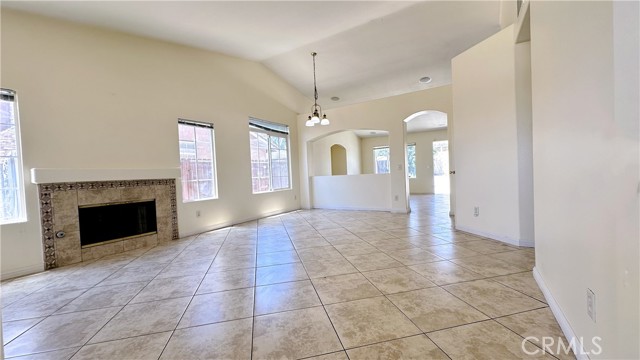 Detail Gallery Image 2 of 11 For 15060 Spring St, Fontana,  CA 92335 - 4 Beds | 2 Baths