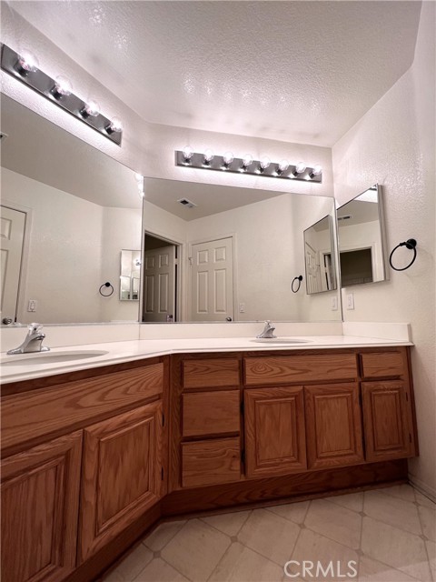 20865 Oakdale Lane, Riverside CA: https://media.crmls.org/medias/d23b501f-e78b-4be5-b2ed-2cd8b6b2dd7d.jpg