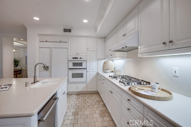 2569 Bungalow Place, Corona del Mar CA: https://media.crmls.org/medias/d23dd3db-cfe6-4586-a261-ac2d7d7e674d.jpg