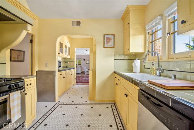 Detail Gallery Image 18 of 38 For 8246 4th St, Los Angeles,  CA 90048 - 2 Beds | 2 Baths