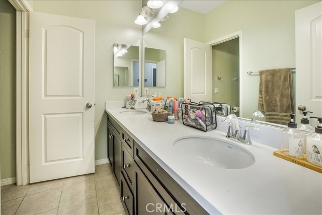 27323 Ardella Place, Saugus CA: https://media.crmls.org/medias/d23eb0dd-570d-4f2f-9bed-d56d02f55f92.jpg