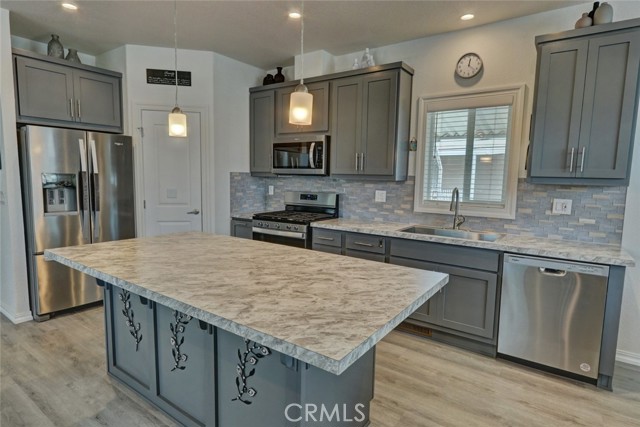 ENTERTAINERS DELIGHT WITH STAINLESS STEEL APPLIANCES