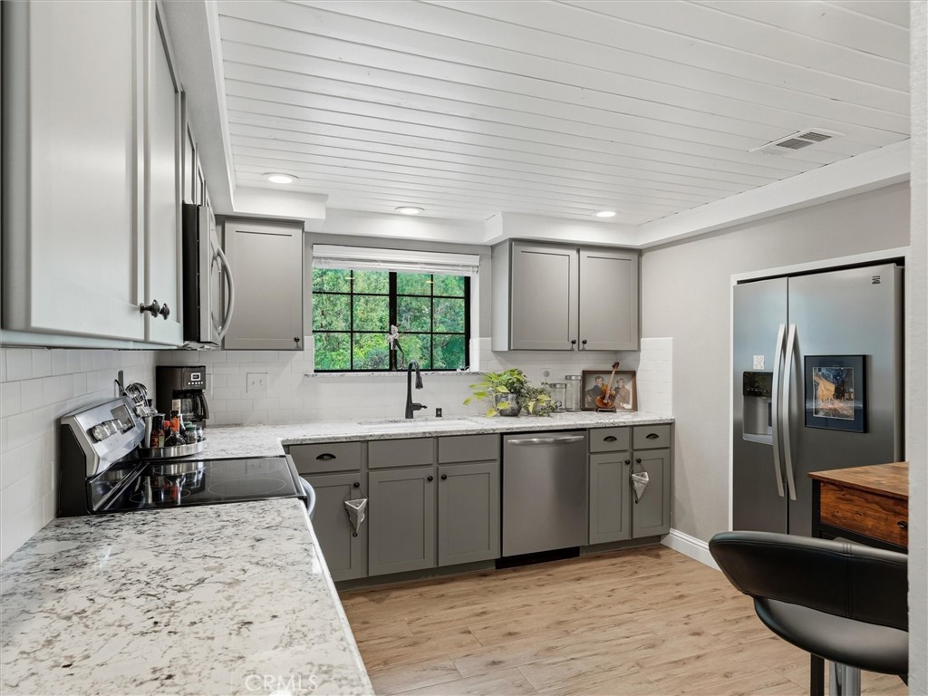 https://media.crmls.org/medias/d241be32-277d-4c9f-95d2-4b2a15baa04e.jpg?preset=X-Large