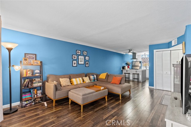 Detail Gallery Image 2 of 21 For 7045 Woodley Ave #110,  Van Nuys,  CA 91406 - 2 Beds | 2 Baths