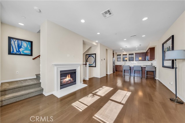 Detail Gallery Image 5 of 26 For 14102 W Chapparel Ln, Van Nuys,  CA 91405 - 2 Beds | 2/1 Baths