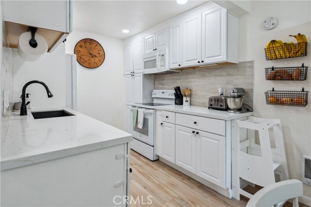 372 S Miraleste Drive, San Pedro CA: https://media.crmls.org/medias/d2440aa3-6209-4f22-a40e-e60fb47e8fe7.jpg