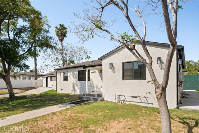 Detail Gallery Image 3 of 33 For 7943 Ledge Ave, Sun Valley,  CA 91352 - 3 Beds | 3 Baths