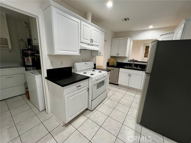 Detail Gallery Image 5 of 13 For 18656 Runnymede Street, Reseda,  CA 91335 - 3 Beds | 2 Baths