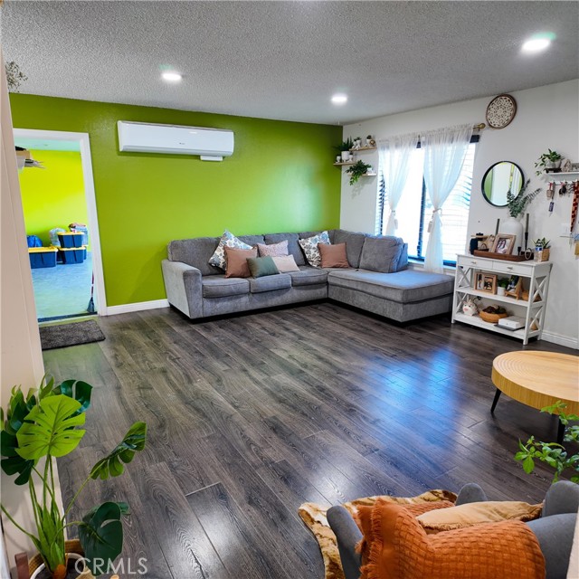 Detail Gallery Image 2 of 23 For 9754 5th Ave, Hesperia,  CA 92345 - 2 Beds | 1 Baths
