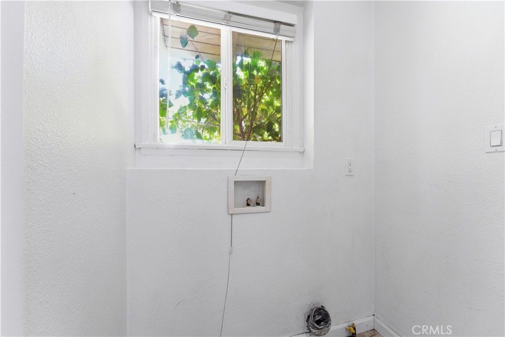https://media.crmls.org/medias/d24cb1fd-a363-4ef0-8e9b-499390a7da94.jpg?preset=X-Large