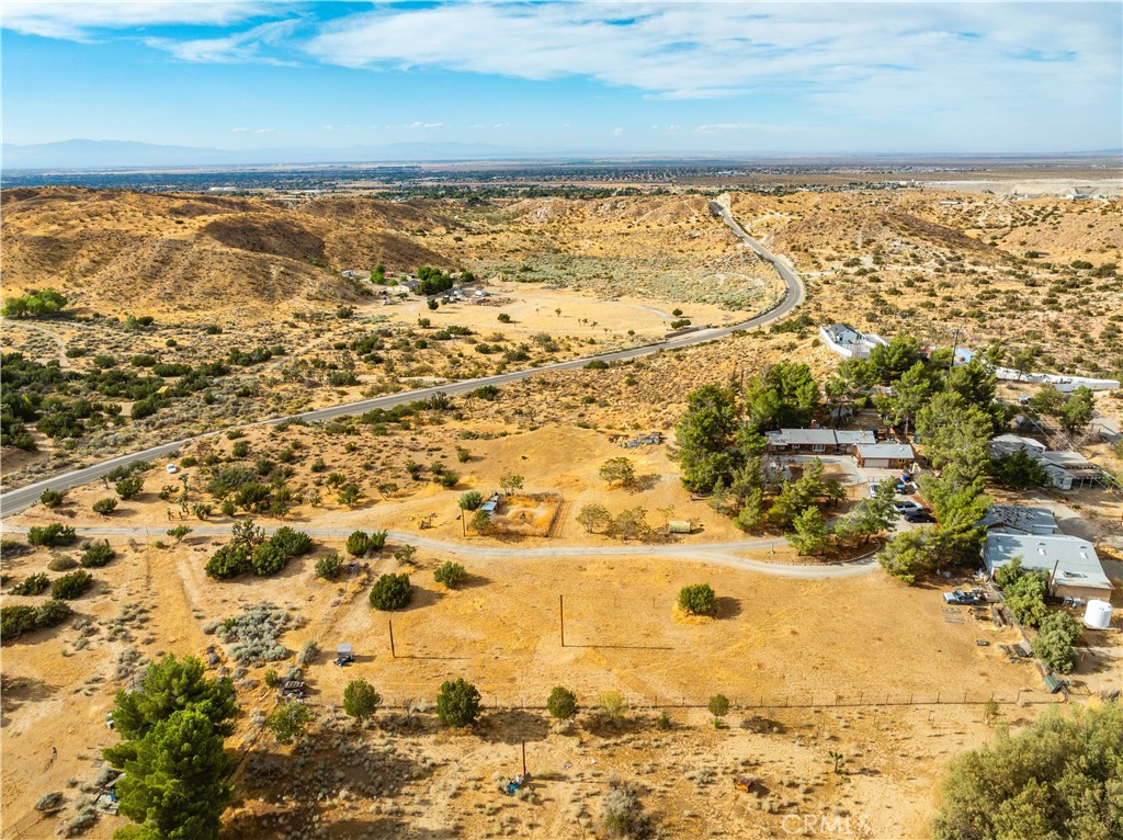 https://media.crmls.org/medias/d24f08c7-83fd-4782-a449-8d41f32ba115.jpg?preset=X-Large