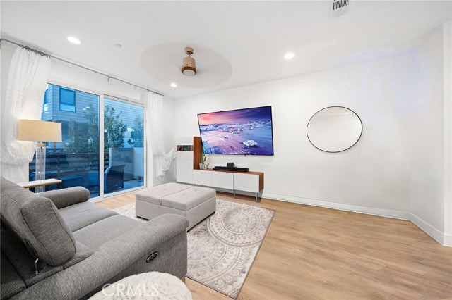 Detail Gallery Image 13 of 31 For 657 Wedge, Costa Mesa,  CA 92627 - 3 Beds | 2/2 Baths