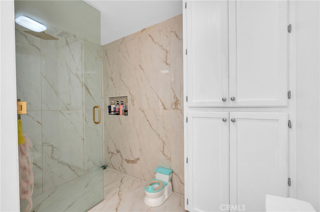 https://media.crmls.org/medias/d2500364-25a0-4773-bcdd-7defa4600cdf.jpg?preset=X-Large