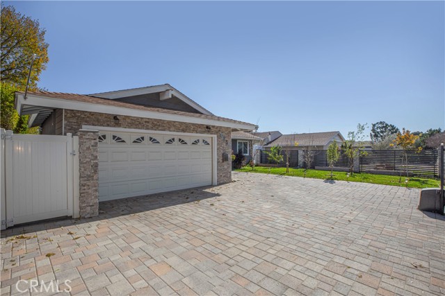 10452 Petit Avenue photo 5