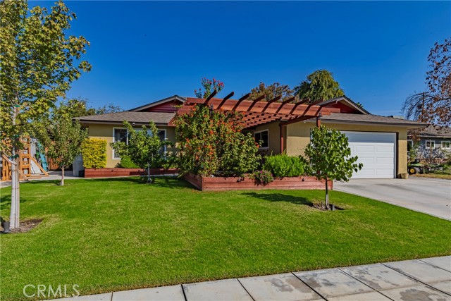 Detail Gallery Image 1 of 1 For 5763 E Tarpey Dr, Fresno,  CA 93727 - 4 Beds | 2 Baths