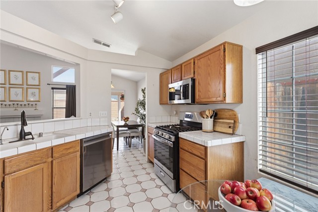 Detail Gallery Image 9 of 19 For 2416 Oakgrove St, Rosamond,  CA 93560 - 3 Beds | 2 Baths