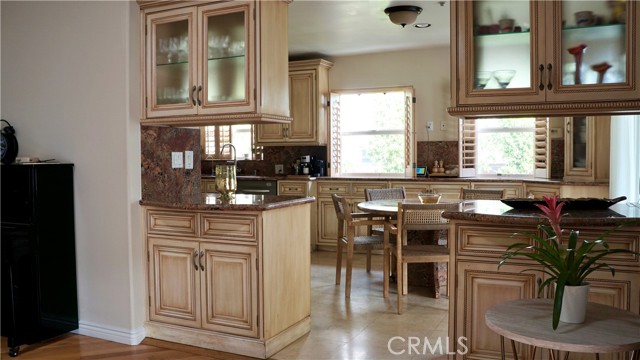 925 Sherlock Dr, Burbank CA: https://media.crmls.org/medias/d257b4d2-3366-4f32-9bb4-686eeb7620fd.jpg