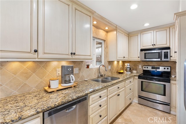 19817 RAMSGATE Lane, Huntington Beach CA: https://media.crmls.org/medias/d2586d73-90b8-4b1d-9a33-e569469a3292.jpg