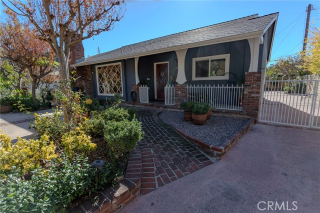 Detail Gallery Image 2 of 26 For 1724 Sombra Dr, Glendale,  CA 91208 - 3 Beds | 2 Baths