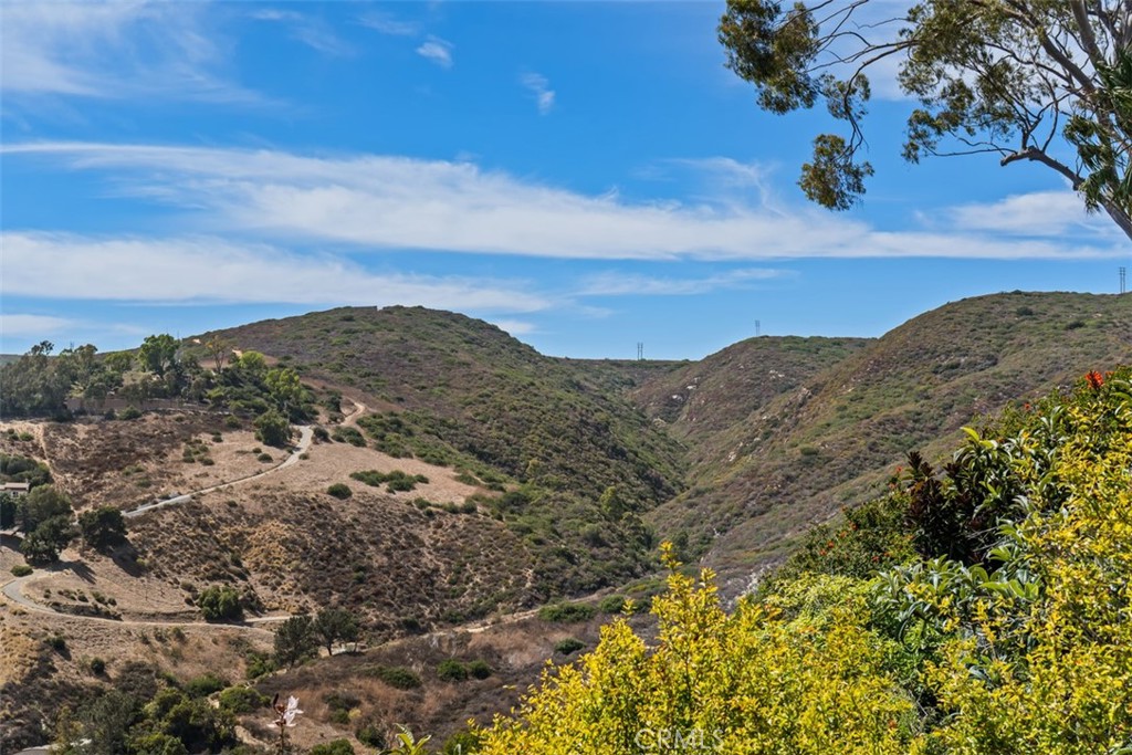 https://media.crmls.org/medias/d25a6293-79e7-45e0-95e1-abaa46e60f0a.jpg?preset=X-Large