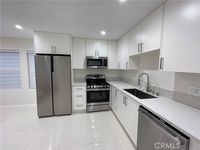 811 1/2 E Maple Street, Glendale CA: https://media.crmls.org/medias/d25a73d8-4f7e-4d7a-aed5-bd4480e6d114.jpg