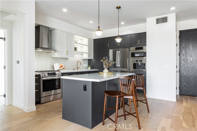 Detail Gallery Image 2 of 34 For 1333 S Orange Grove Ave #109,  Los Angeles,  CA 90019 - 2 Beds | 2 Baths