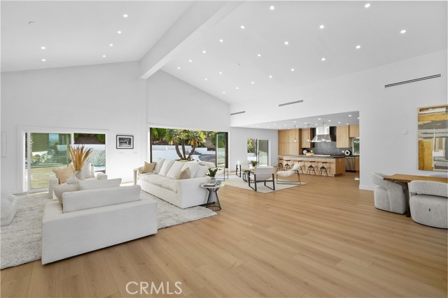 4230 Alonzo Avenue, Encino CA: https://media.crmls.org/medias/d25e9702-d0b0-47b3-9f9b-3e6637719114.jpg