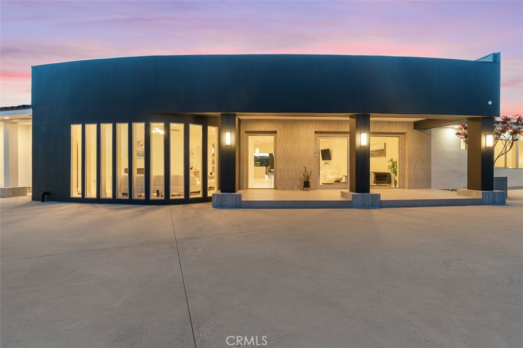 https://media.crmls.org/medias/d261645e-703b-4fc6-9ca1-ab1463685602.jpg?preset=X-Large