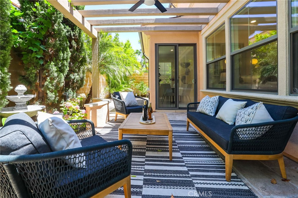 https://media.crmls.org/medias/d263eb51-498c-4149-95ca-d673a53cd1ba.jpg?preset=X-Large
