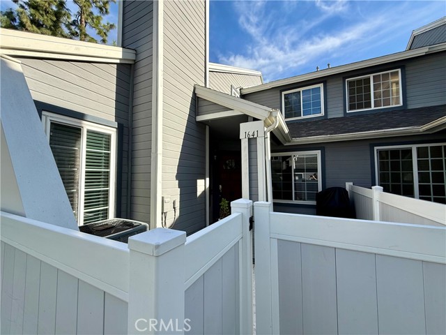 Detail Gallery Image 3 of 31 For 1641 Dimas Ct, Azusa,  CA 91702 - 2 Beds | 2/1 Baths
