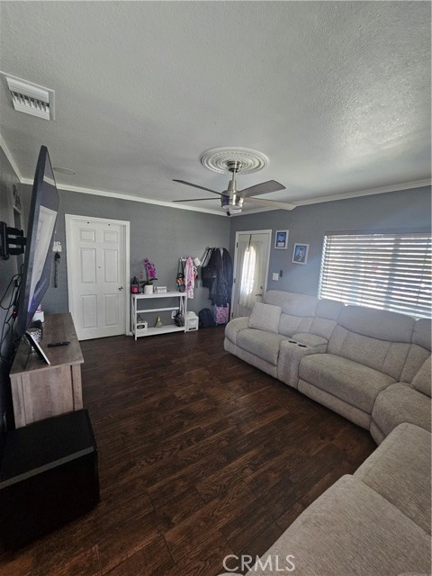 Detail Gallery Image 3 of 26 For 8693 San Carlos Ave, South Gate,  CA 90280 - 4 Beds | 2 Baths
