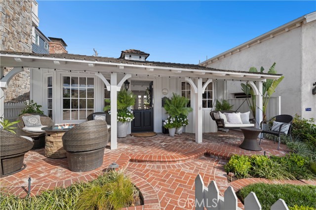 708 Orchid Avenue, Corona del Mar CA: https://media.crmls.org/medias/d26dd58d-d5f1-470a-a5d5-cbbd4bc0d870.jpg