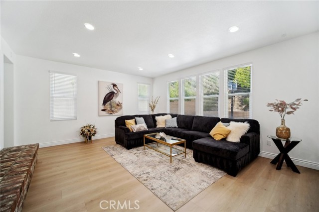 25422 Magnolia Lane, Stevenson Ranch CA: https://media.crmls.org/medias/d2702924-9aa4-4e19-be0b-853fa8192771.jpg