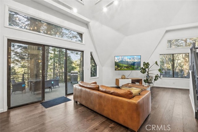 Detail Gallery Image 4 of 43 For 1349 Valley View, Crestline,  CA 92325 - 4 Beds | 3 Baths