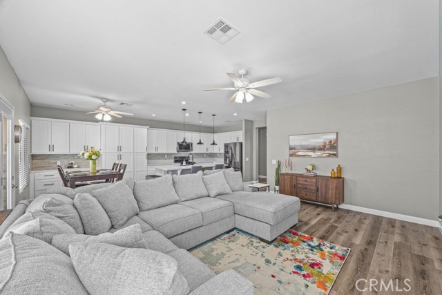 Detail Gallery Image 14 of 52 For 1251 Stepstone Ct, Hemet,  CA 92545 - 5 Beds | 3 Baths