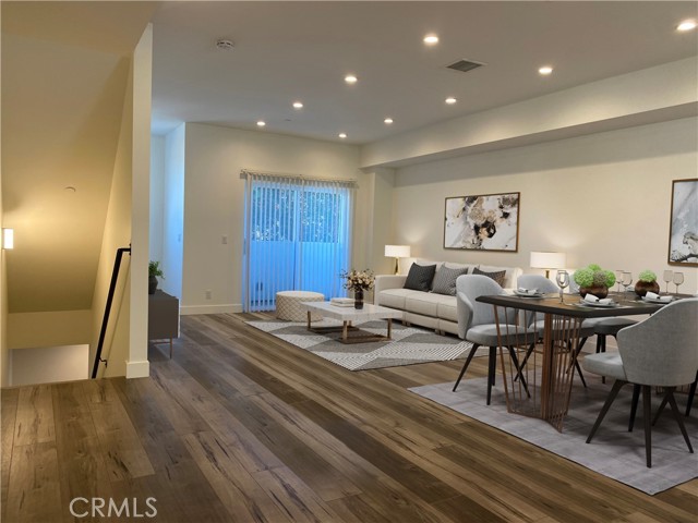 Detail Gallery Image 5 of 39 For 7327 Kester Ave #6,  Van Nuys,  CA 91405 - 4 Beds | 3/1 Baths