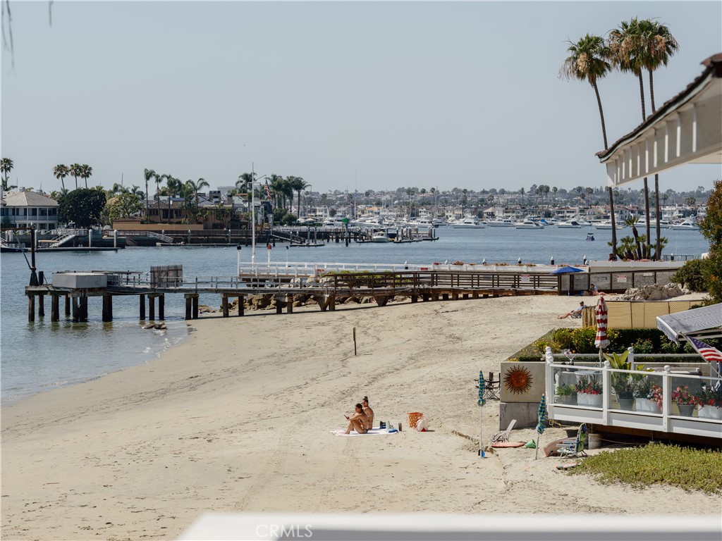 https://media.crmls.org/medias/d2788216-de0e-4366-b2fd-b13272415461.jpg?preset=X-Large