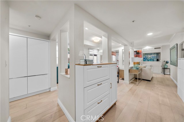 Detail Gallery Image 3 of 46 For 235 S Gale #102,  Beverly Hills,  CA 90211 - 2 Beds | 2 Baths