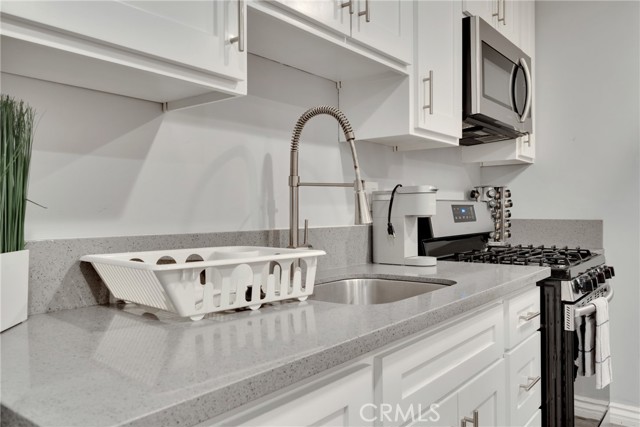 5340 S Harcourt Avenue, Los Angeles CA: https://media.crmls.org/medias/d284b270-9a5d-4a75-826d-7d01cd97b1b6.jpg