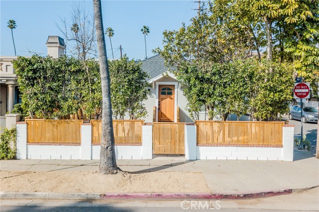 857 Milwood Avenue Venice, California Welcome to this beautiful remodeled home in the heart of Venice features 2 bedroom, 2 bathroom modern-style home with minimalistic design landscaping with automated irrigation system and surrounding trees long the property. This home highlights modern amenities, such as recessed lighting, engineered wood flooring, quartz breakfast bar/nook counter top, brand new stainless steel appliances, gas range, dish washer, and more! The home’s rear car garage, has been converted to be used as extra storage space, playroom, or an office space.