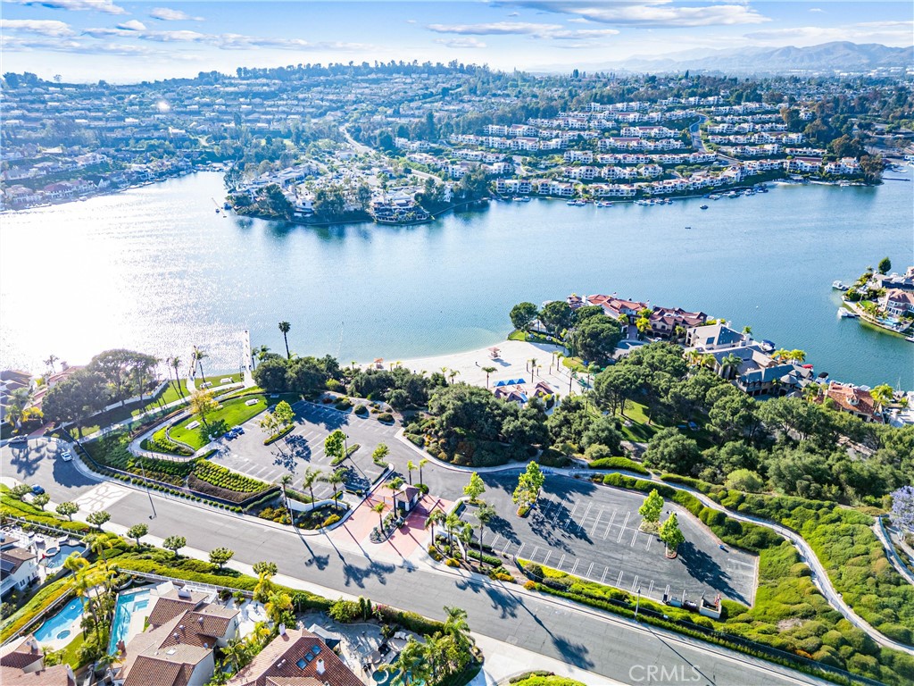 https://media.crmls.org/medias/d2866b8a-0582-4095-ba5e-a1074f451f8c.jpg?preset=X-Large
