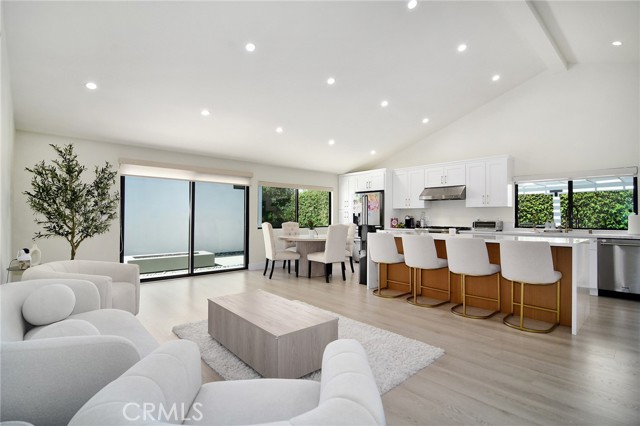 Detail Gallery Image 9 of 47 For 10947 Lurline Ave, Chatsworth,  CA 91311 - 5 Beds | 4 Baths