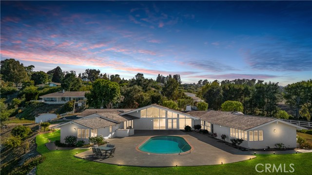 13 Buggy Whip Drive, Rolling Hills CA: https://media.crmls.org/medias/d290ba76-e14b-4cea-9cff-60e2ad3e7327.jpg