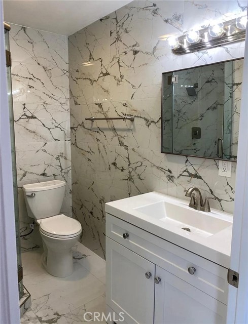 Detail Gallery Image 3 of 7 For 21217 De La Guerra #C,  Woodland Hills,  CA 91316 - 2 Beds | 2 Baths