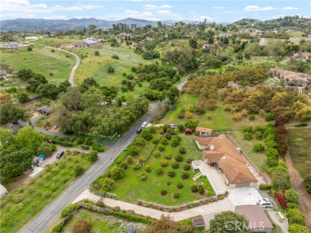 735 Del Valle Drive, Fallbrook CA: https://media.crmls.org/medias/d29263f2-806c-417e-b8fa-bc43dc3f8993.jpg